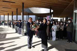 松井新市長が初登庁で花束を受け取っている写真