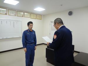福田消防長が赤嶺士長に認定証を交付している様子写真