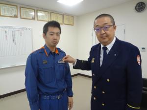 福田消防長と赤嶺士長の記念写真