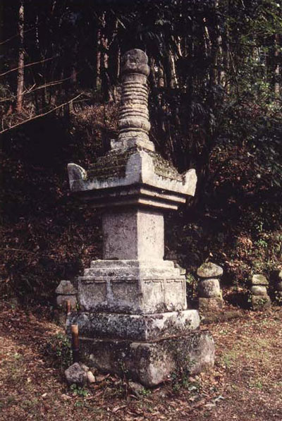 桂徳寺の宝篋印塔