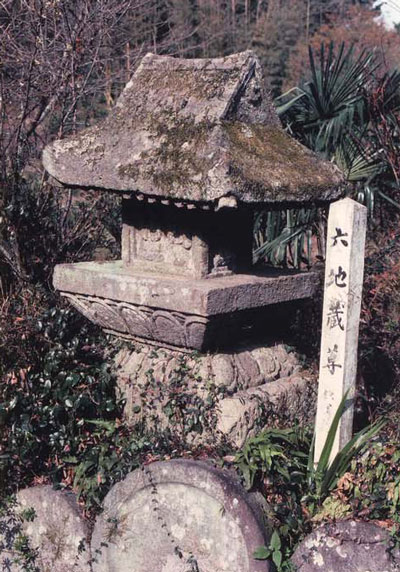 瑠璃光寺の石殿