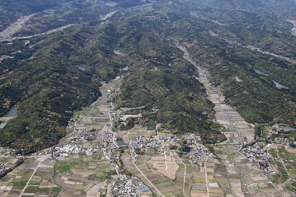 農業用水の効果的な活用をする「ため池群」（国東市国東町綱井上空から撮影）