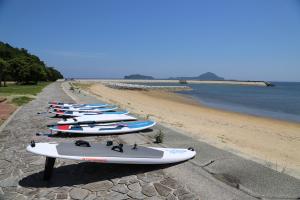 海水浴場とボードの画像