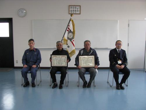 左から久野署長、田口正行さん、水永正敏さん、福田消防長の集合写真