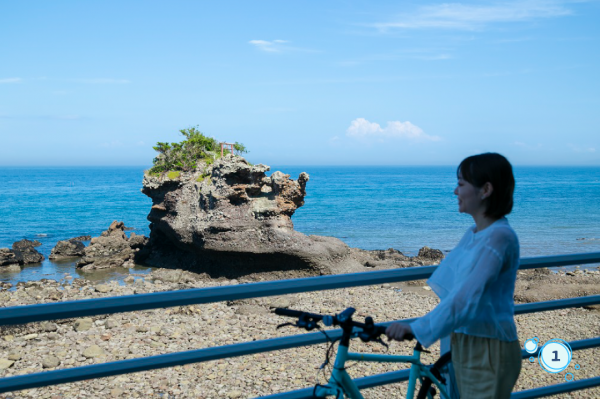 岩の上には小さな赤い鳥居