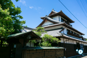 木造三階建ての天守閣に似た城のような建物