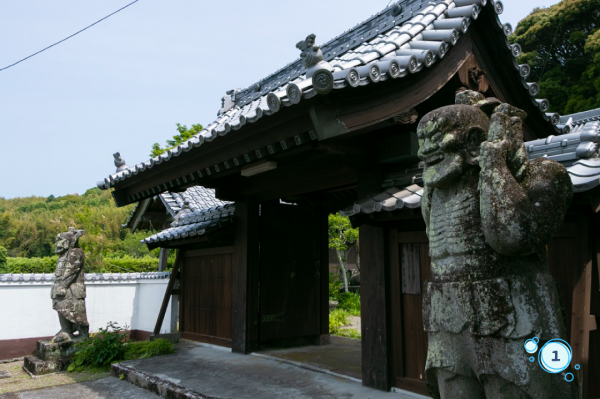 山門の前に立つ仁王像