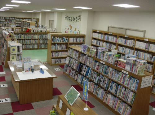 国見図書館の館内の様子