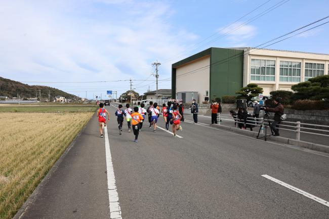 第17回国東市駅伝競走大会スタートの様子