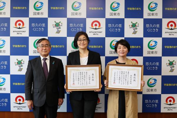 「大分県女性のチャレンジ賞」受賞者と市長の集合写真