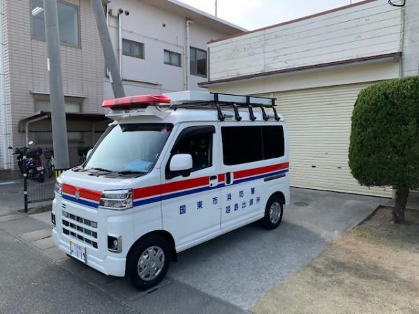 出張所前に停めた姫島患者輸送車（左側）