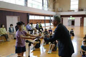 人権の花指定書を交付する市長