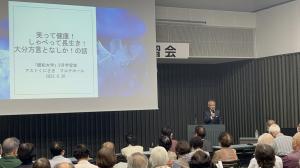 郷和大学学習会にて市長講演中の写真画像