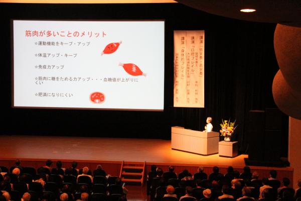 低栄養・高栄養について講演する幸松利枝 氏