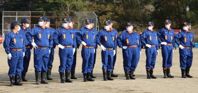 停止間訓練点検を受けている消防団員の画像