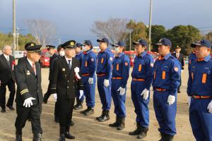 出初式にて消防団員の服装点検をしている市長らの画像