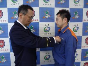 標章を交付している写真