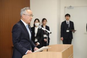 市長が新規採用職員にお言葉を述べています