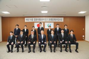 市長と新規採用職員が並んで撮影されています