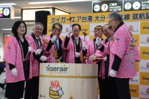 市長が県知事らと鏡開きをしています