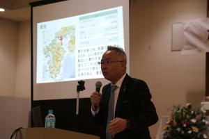 市長がプロジェクターを使用し講演をされています