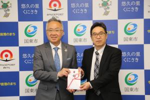 市長が目録を受け取っています