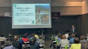 市長が更生保護女性会の方々にプロジェクターを使用しながら話しています