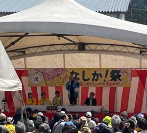 市長がステージ上でお話しています
