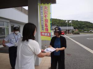 女性団員募集チラシを配布している様子