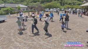 祭りで踊る人々