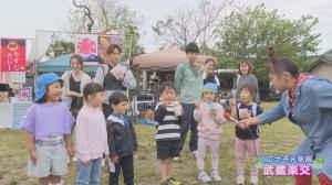 子供たちがインタビューを受けている様子