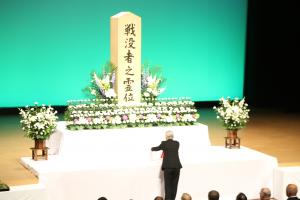 市長が献花しています1