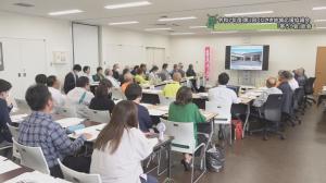 受講生がモニターを見ています