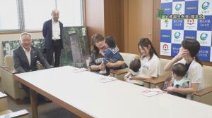 市長とお子さん連れのお母さんが談笑しています