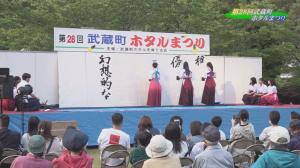 祭りのステージで書道パフォーマンスをしています
