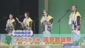 ステージで歌っている人々