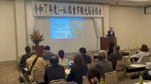 市長がプロジェクターを使用しながら講演しています