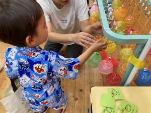 ヨーヨーを手に取る園児