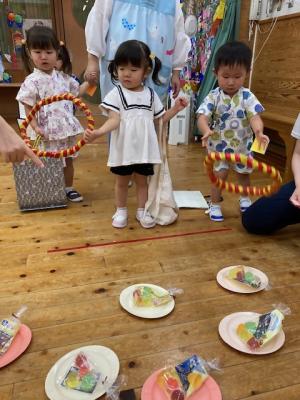 輪投げしている園児