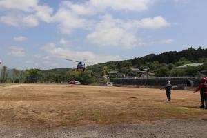 ヘリコプターを地上警戒隊員が手信号で誘導している画像2