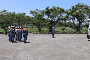 警防課長に向けて訓練終了報告をしている画像