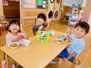 園児がきゅうりを食べています