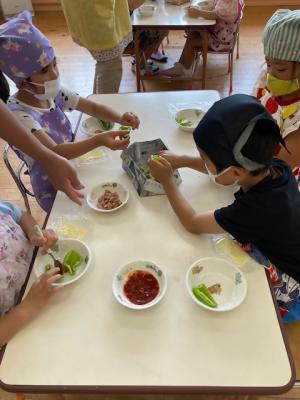 ピーマン調理中の園児1