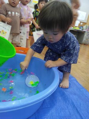 水に浮かぶおもちゃをすくう園児1