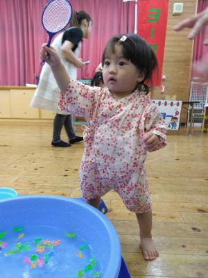 水に浮かぶおもちゃをすくう園児2
