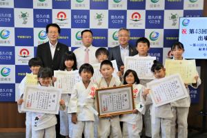 市長と教育長と、賞状を持った児童のみなさんが笑顔で集合しています