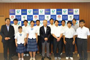 国東高校の生徒のみなさんが市長を囲んで写っています