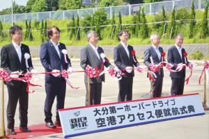 市長と県知事らがテープカットを行っています