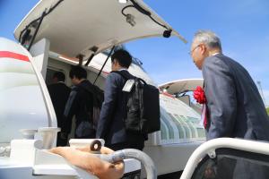 市長がホーバークラフトに乗船しています