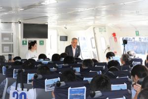 ホーバーに乗船されたみなさんに、笑顔で挨拶をしている市長です